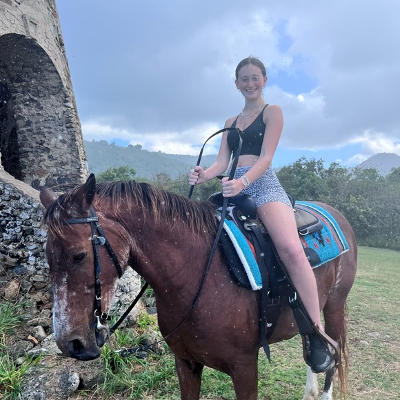 Meet your Posher, Amy - Picture 2 of 3